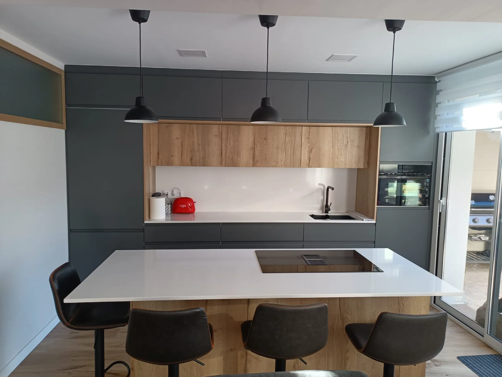 Cocina antracita y madera con isla en Sant Cugat