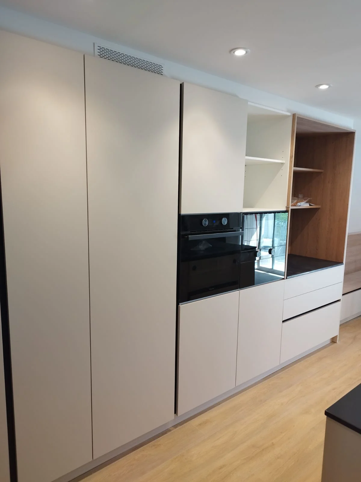 Cocina minimalista con gran isla en Sant Julià de Vilatorta