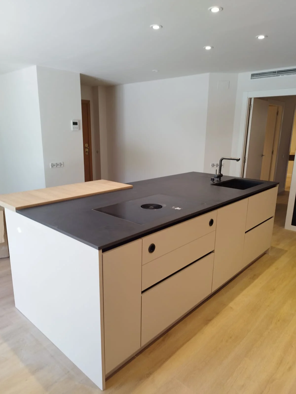 Cocina minimalista con gran isla en Sant Julià de Vilatorta
