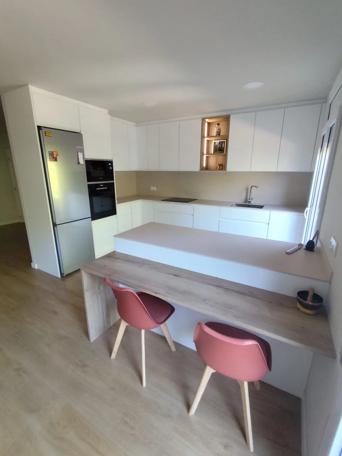 Cocina blanca con península en Girona