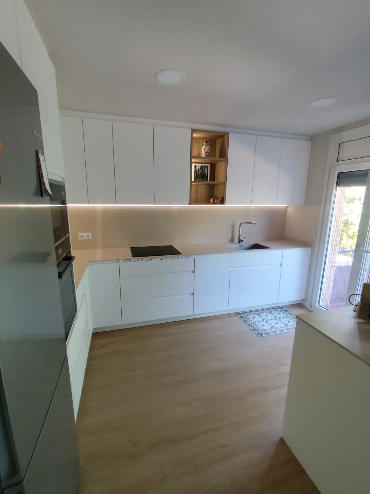 Cocina blanca con península en Girona