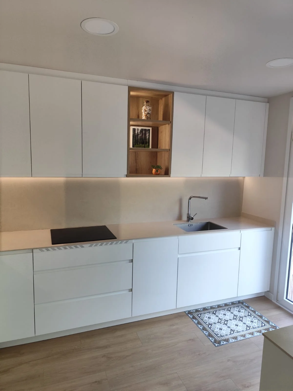 Cocina blanca con península en Girona