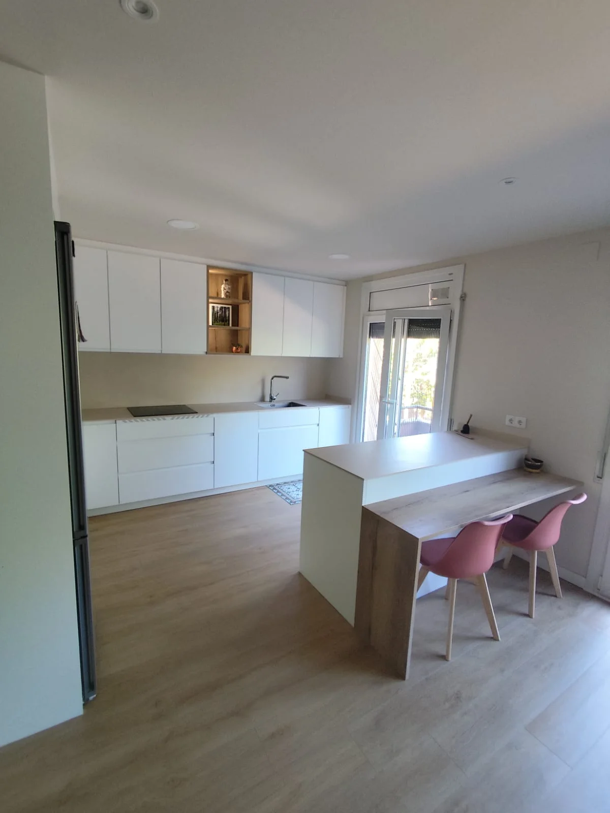 Cocina blanca con península en Girona