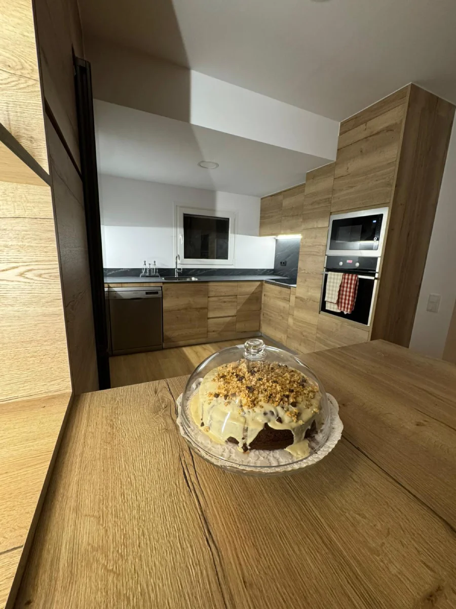 Cocina en madera natural con detalles negros en Vic